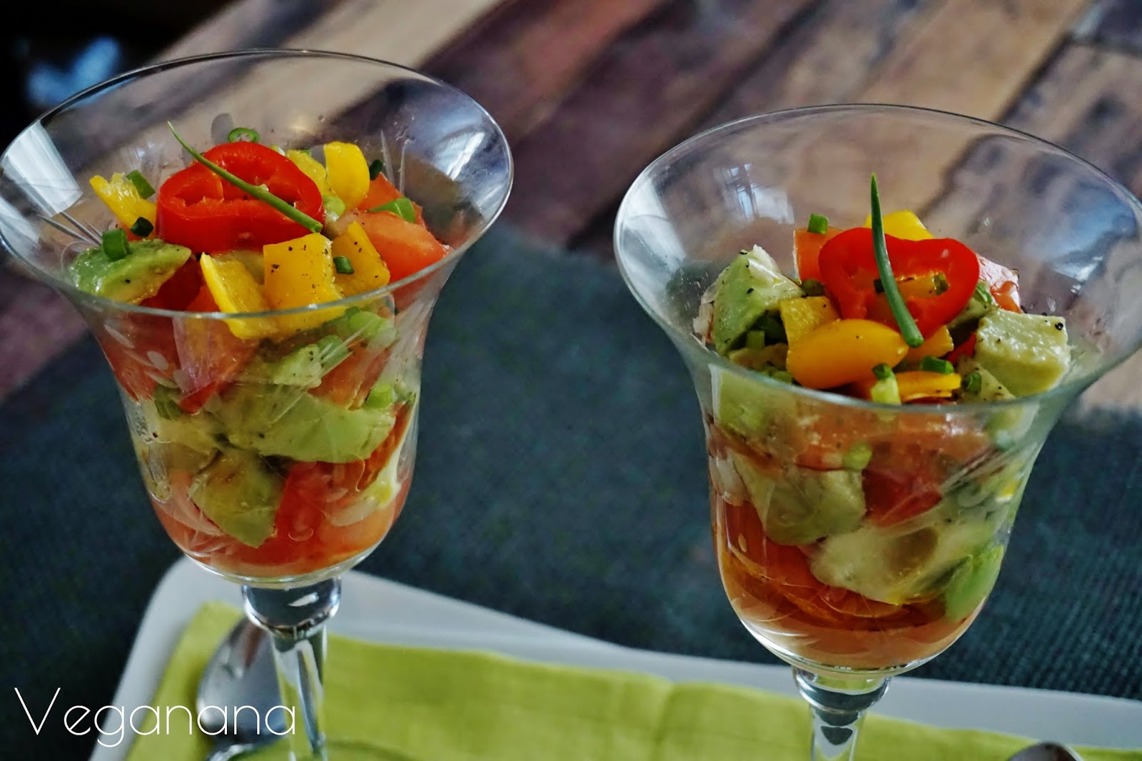 Veganana: Salada de Tomate e Abacate na Taça