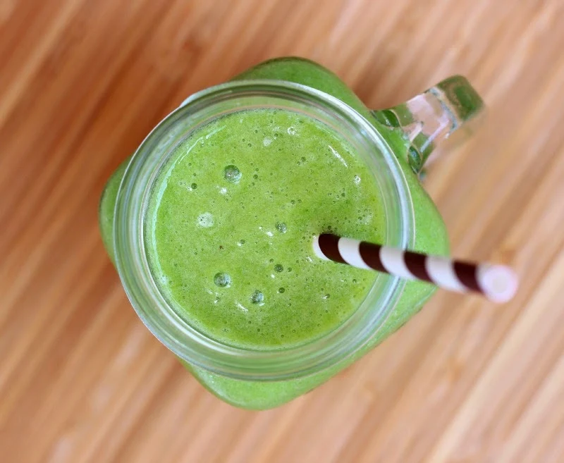 Tropical Green Smoothie: a healthy and refreshing drink!  #glutenfree #dairyfree #smoothie