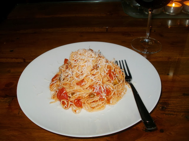 Spaghetti Con Tomates, Alcaparras Y Aceitunas

