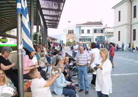 Συγκεντρώθηκαν και σήμερα στην πλατεία Δημαρχείου της Βέροιας