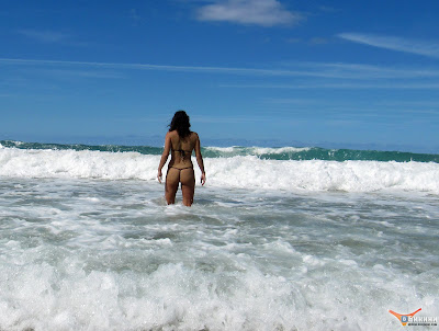 Пляжные фото девушки брюнетки в бикини, сделанные на острове Фуэртевентура