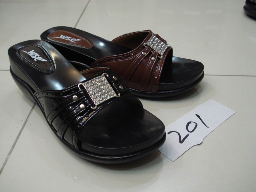 Pakistani New Shoes Designs 2013 For Women By Waheed Shoes Company