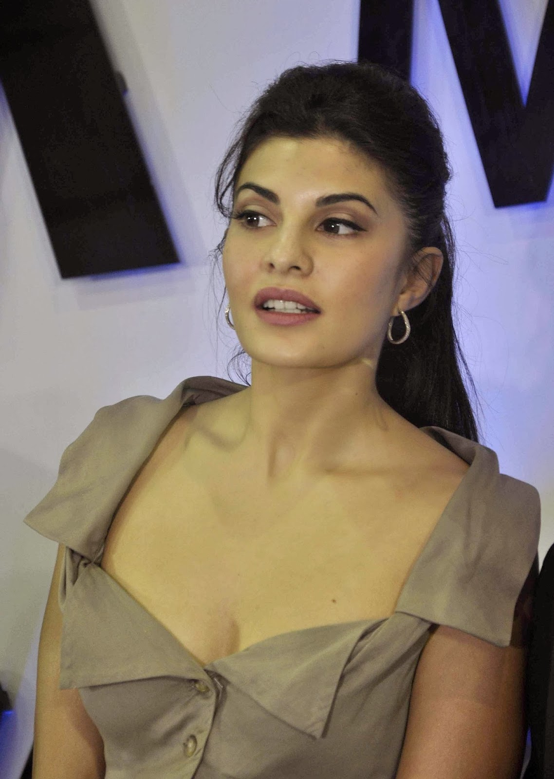Jacqueline Fernandez Latest Hot Cleavage Show Photos - Hot Blog Photos