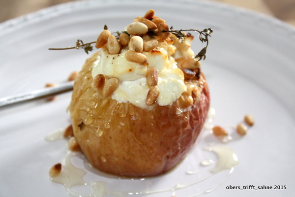 Bratapfel mit Honig, Thymian und Ziegenfrischkäse