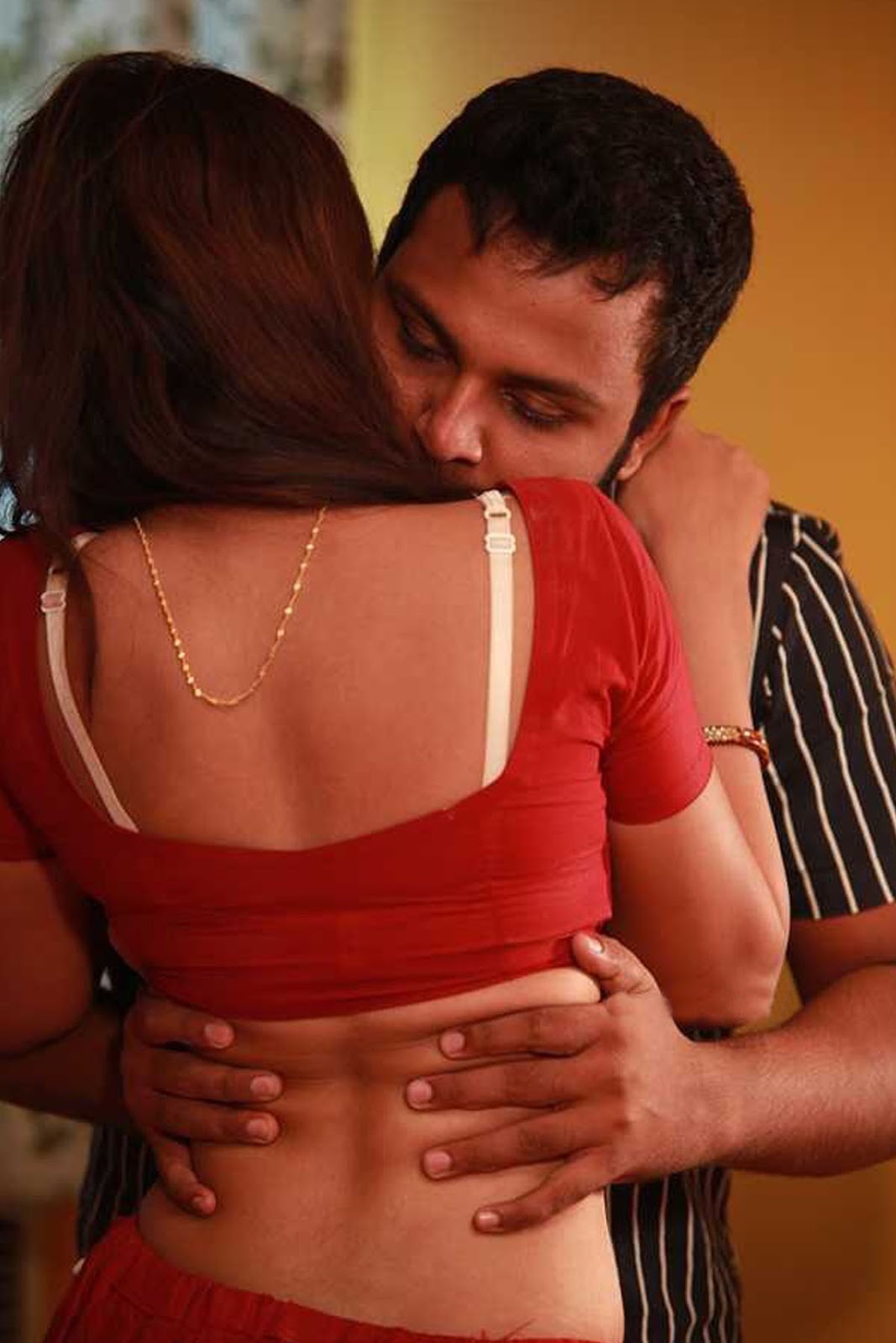 Indian lovers very passionate kiss pic