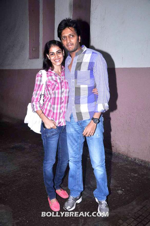 Genelia Dsouza& Riteish Deshmukh came casually dressed to watch the film - (2) - Riteish & Genelia came to Watch 
