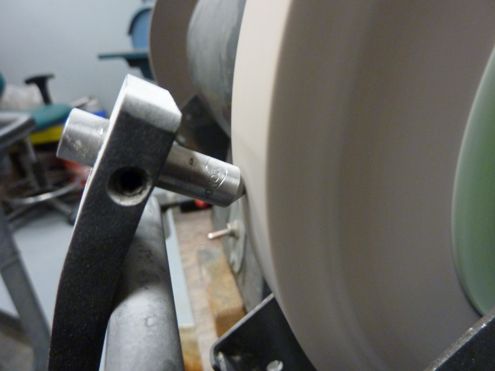 INDUSTRIAL ARTS Simple and Exact Tool for Precise Dressing and Truing