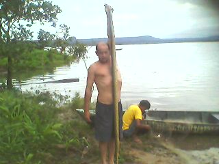 SUCURI MORTA APARECE NA BEIRA DO LAGO