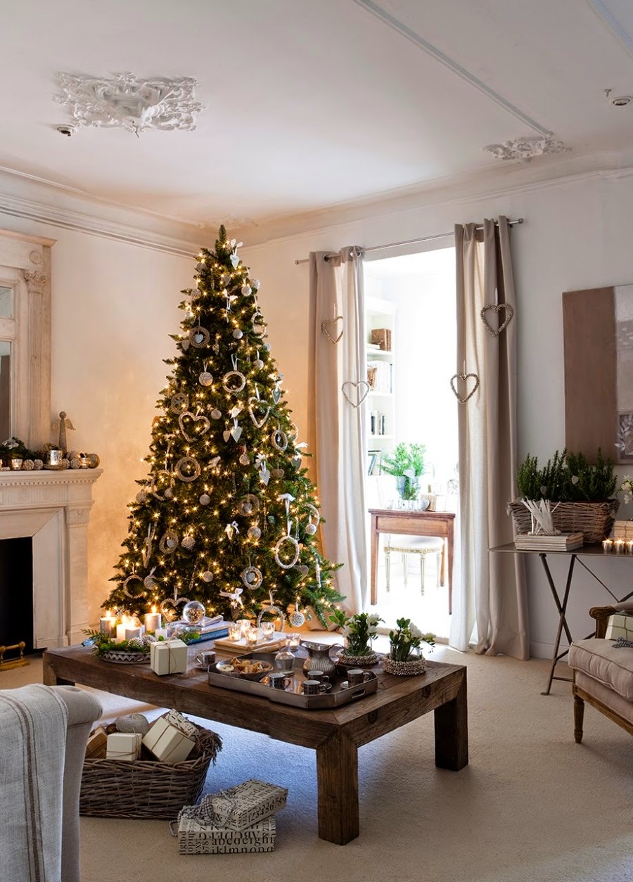 wystrój wnętrz, wnętrza, home decor, Boże Narodzenie, ozdoby na święta, śiąteczne dekoracje, choinka, styl francuski, białe wnętrza, szare wnętrza, kolor srebrny, salon, jadalnia