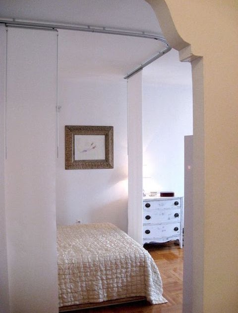 Una original forma de separar el dormitorio sin tabiques | Ideas