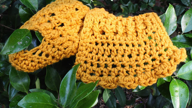 DIY: How To Crochet A Neck Scarf // Free Crochet Pattern.