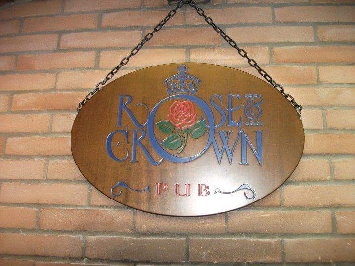 Rose & Crown Pub, Pizzeria, Birreria, Arrosticini: Sala all'aperto con maxi Schermo, Piazza Madonna