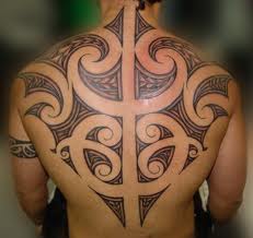 Tatouage homme haut du dos - tatouage tribal dans le dos