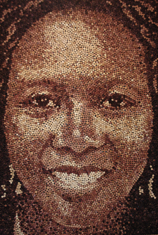 Artista cria retratos com rolhas de garrafas de vinho