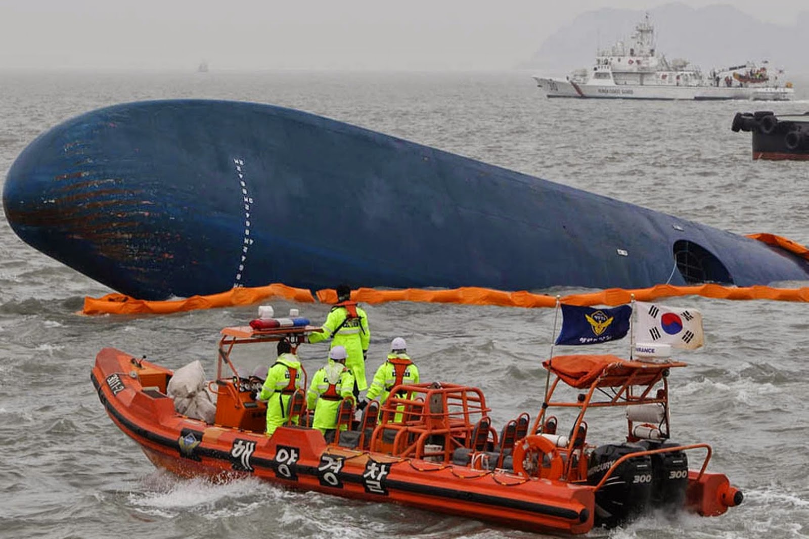 Ferry Sinking Tragedy in South Korea all about photo