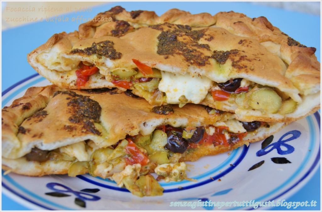 Focaccia ripiena senza glutine al pesto, zucchine e mozzarella di