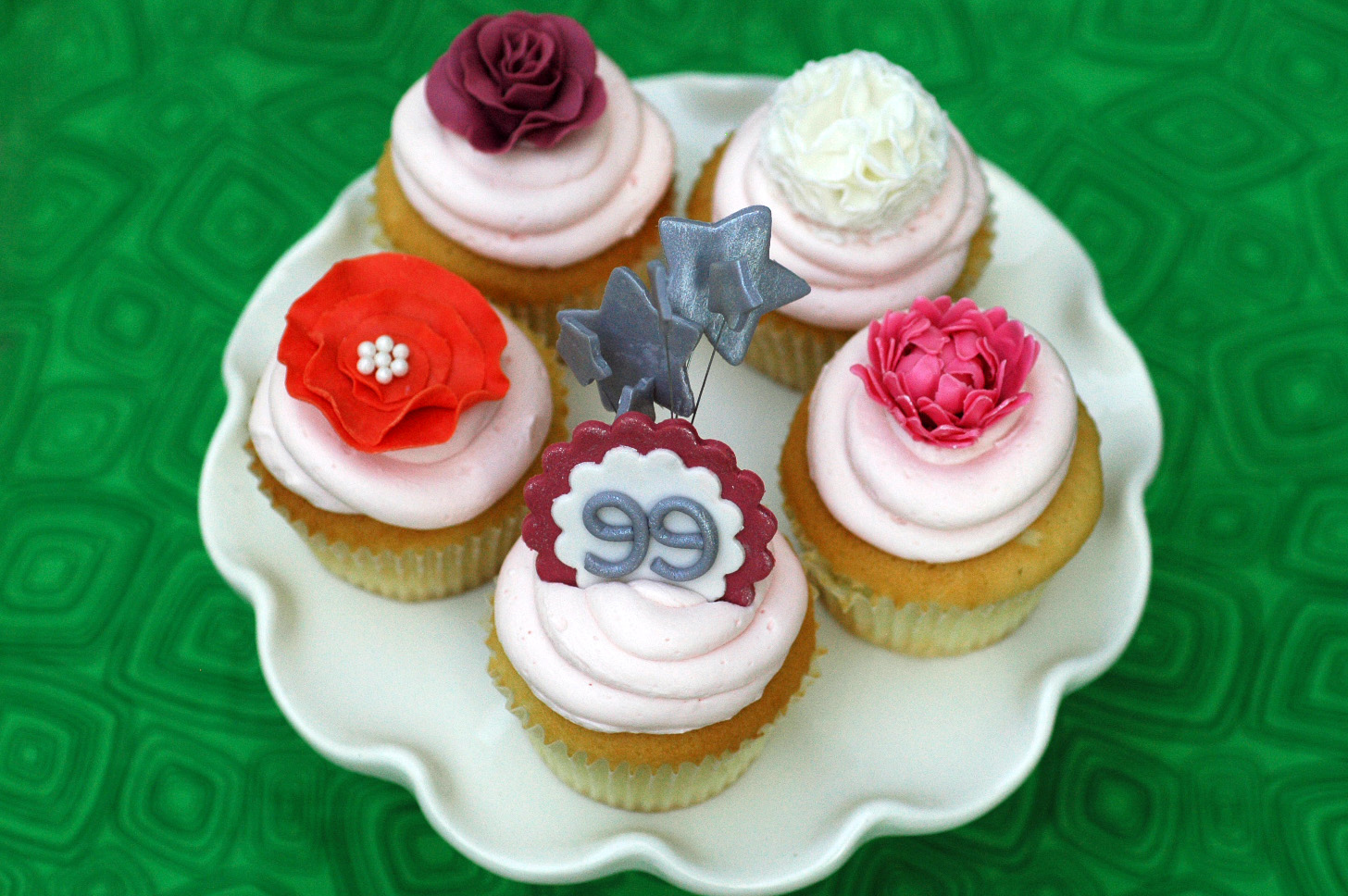 Night Baking 99th birthday flower cupcakes