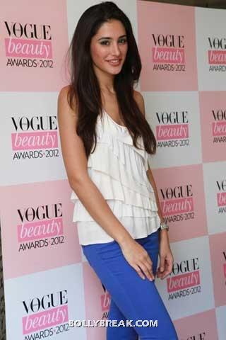 Nargis fakhri in colored blue jeans and a cream top - (5) -  Nargis Fakhri at Vogue Beauty Event
