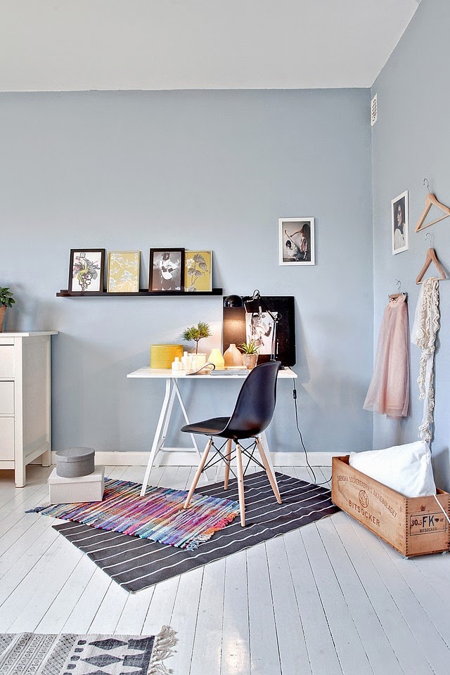 Decoración Fácil: UN PEQUEÑO APARTAMENTO CON PAREDES EN COLOR AZUL GRISACEO