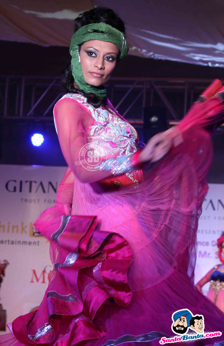 Model Walk the Ramp at Global Movie Independence Fashion Show  - (11) - Global Movie Independence Fashion Show Photos