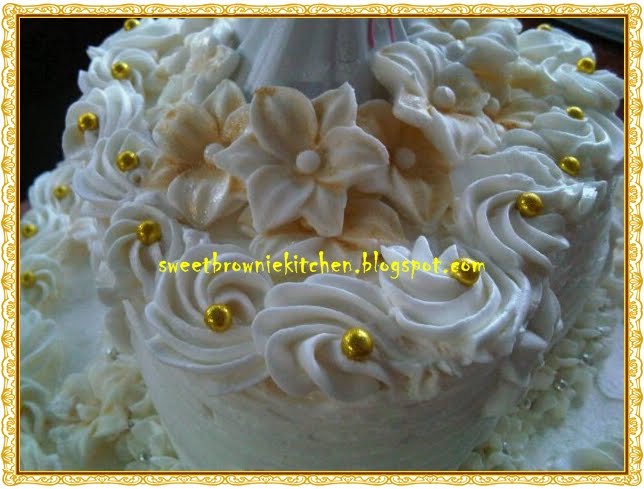 white and gold wedding cake two tier for Ari