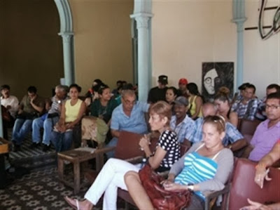 Vanguardia artística guaimareña reunida en la casa de la cultura.