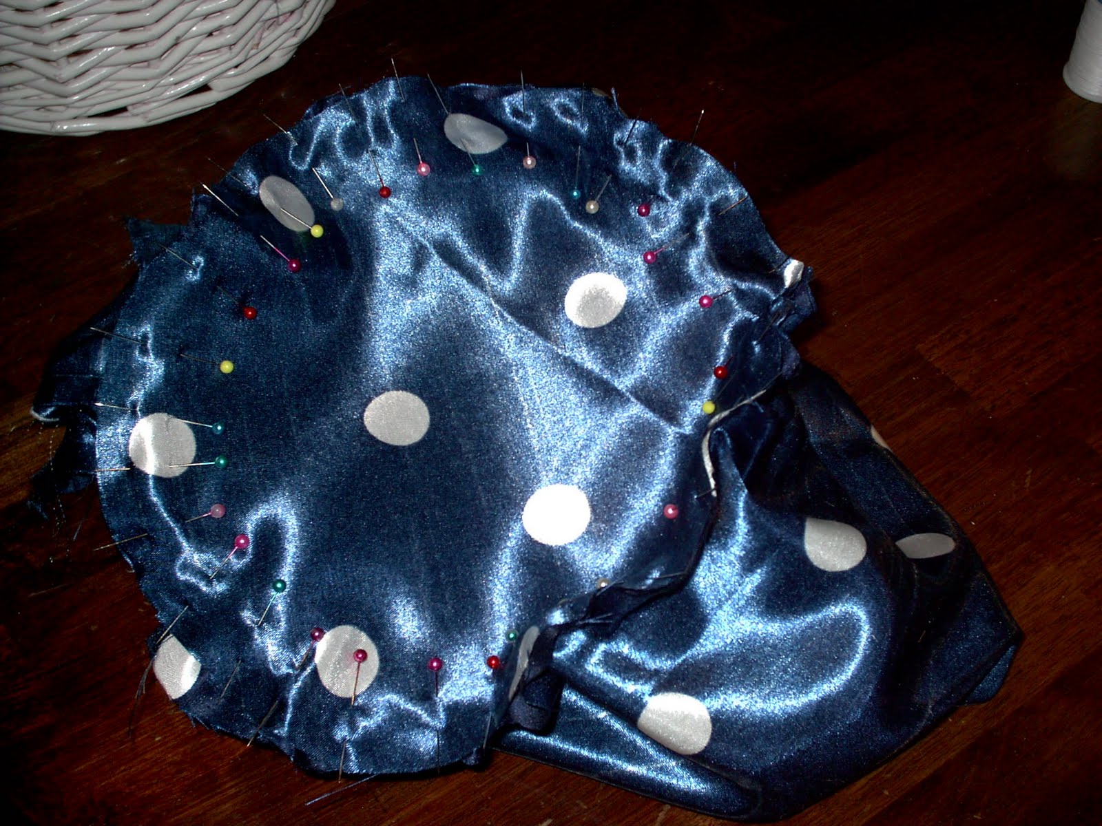 Mama Bear At Work How to make a fabric basket liner.