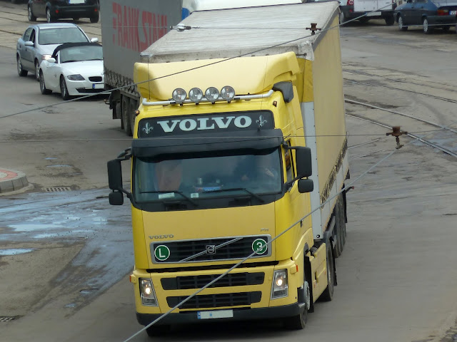 Volvo FH 440 Euro 5 4x2 Truck Yellow + Yellow Curtain Trailer