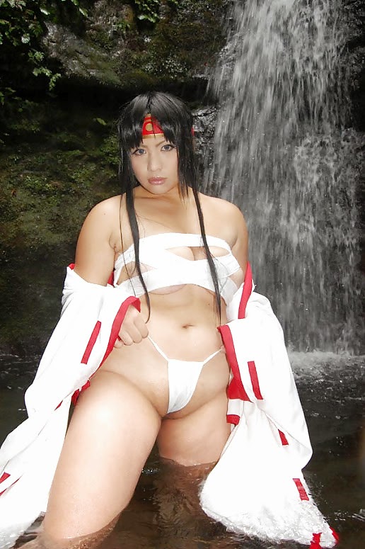 cosplay d'une jeune femme asiatique dans l'eau 