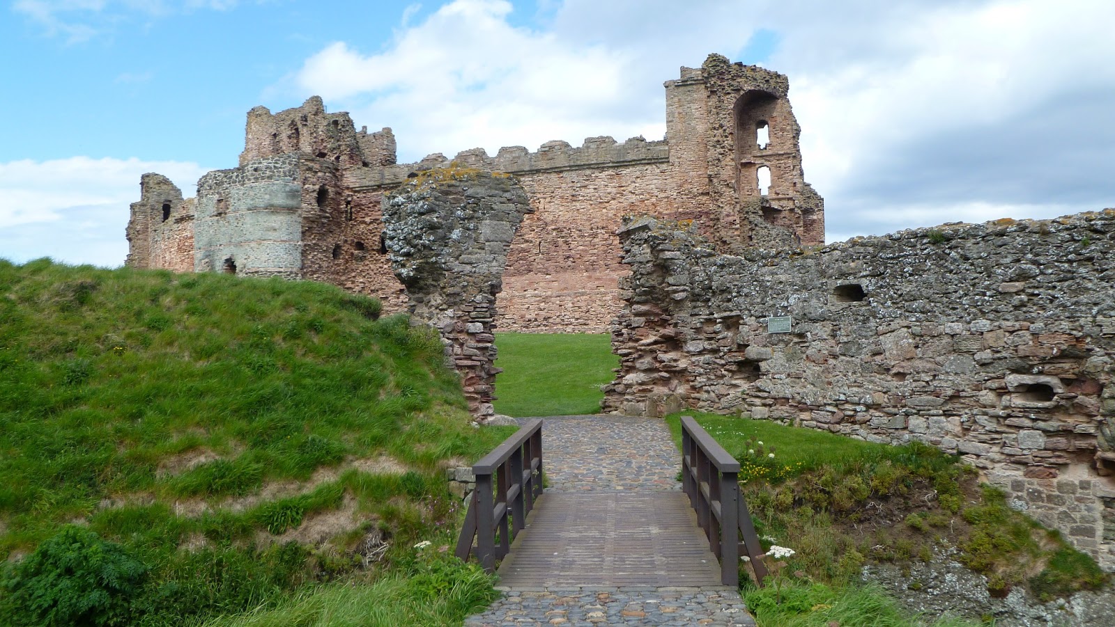 Tantallon Castle & Seacliff
