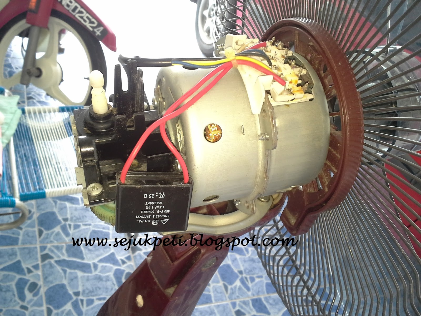 Sejuk, Segar & Nyaman... Membaiki kipas rumah yang perlahan pusingannya.