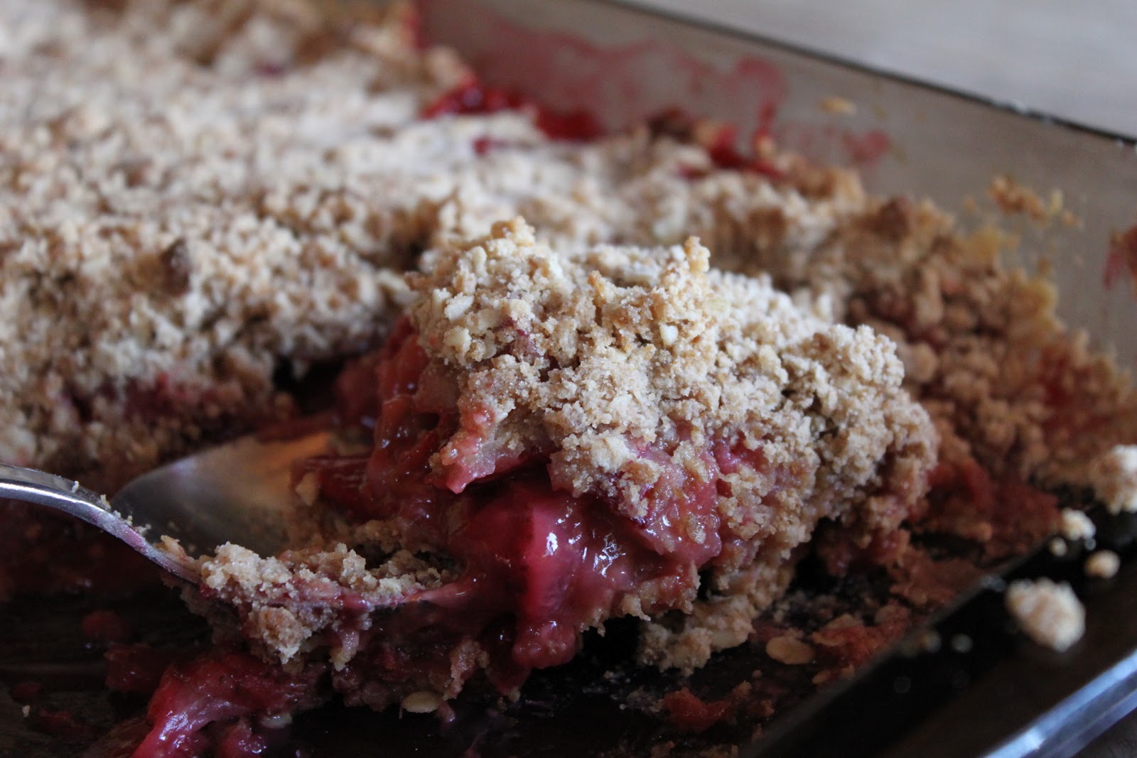 Vegan strawberry rhubarb crisp
