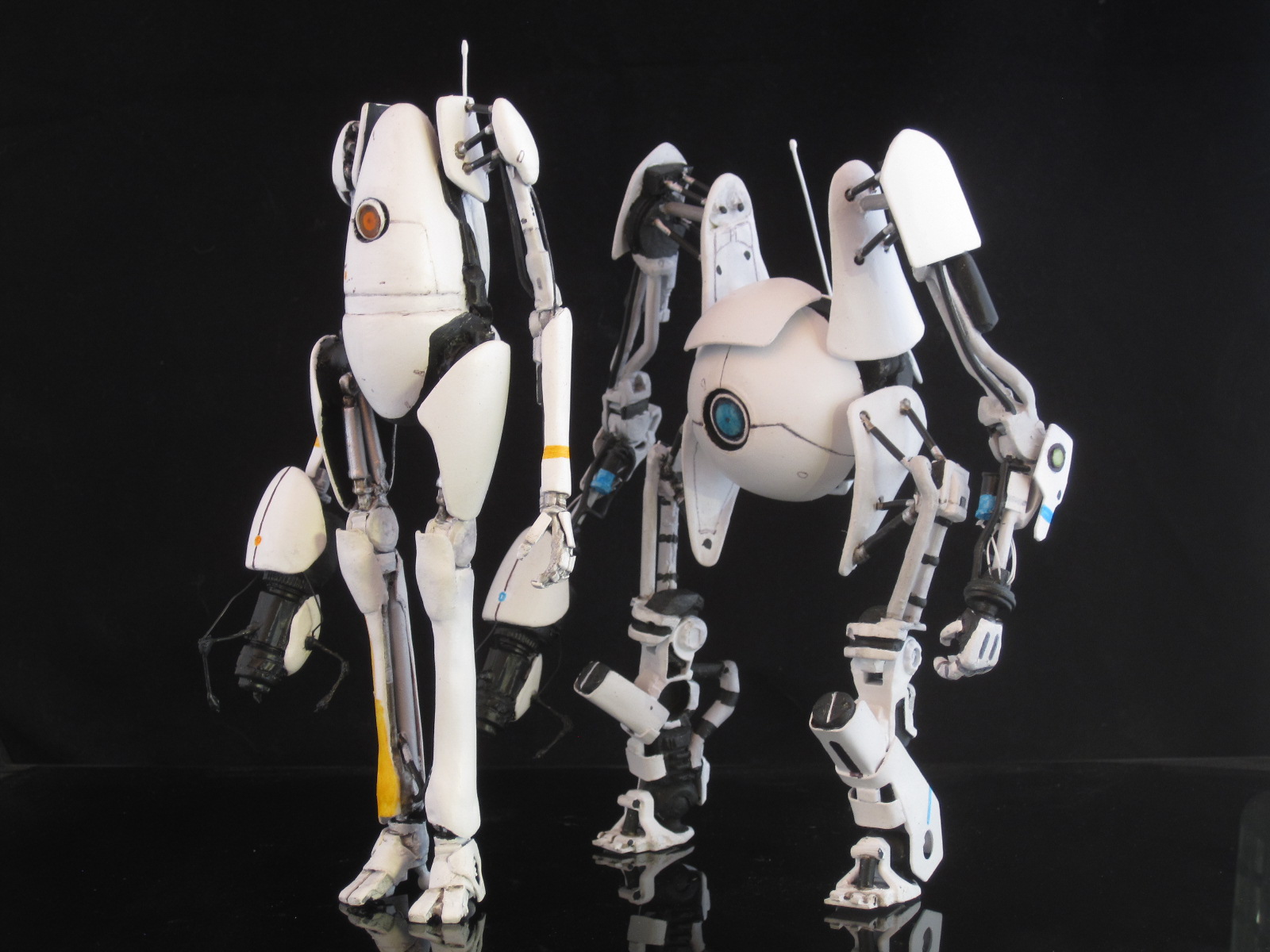 portal 2 robots Atlas and P-body action figure toys