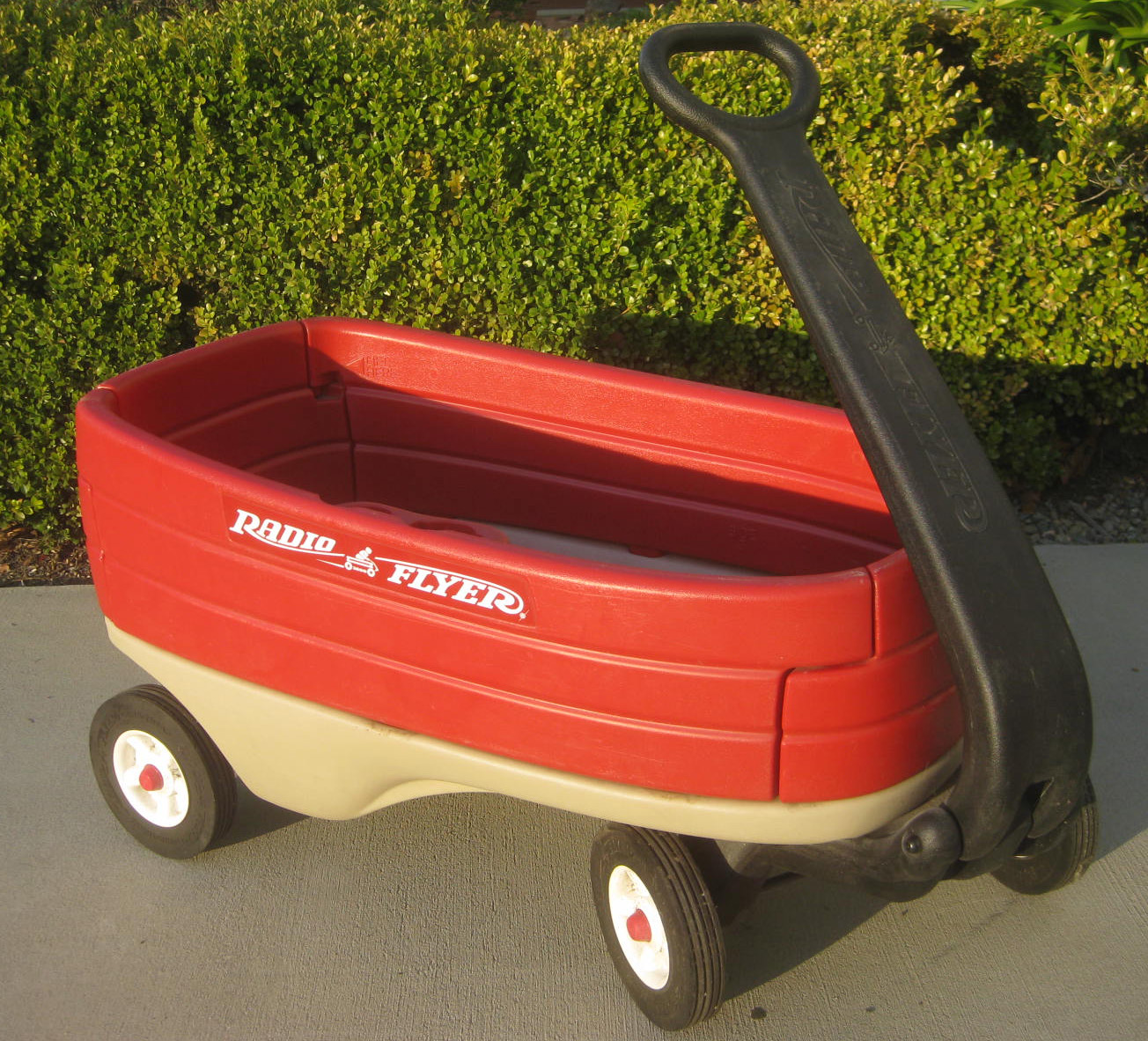 UHURU FURNITURE & COLLECTIBLES SOLD Radio Flyer Wagon 40