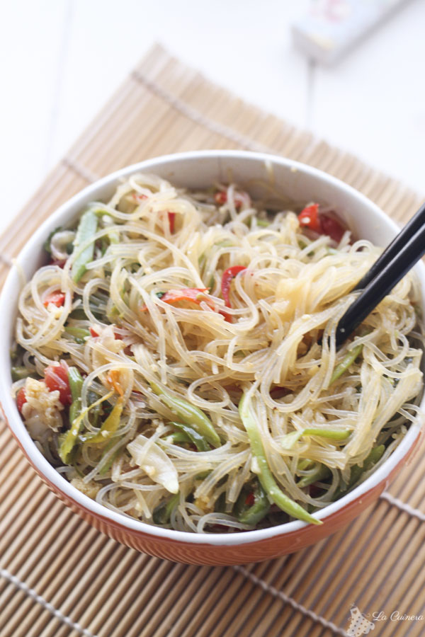 wok de verduras y fideos de arroz con salsa teriyaki