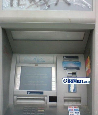 Hati - Hati Ketika Mengeluarkan Duit Di Mesin ATM