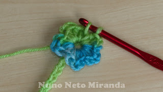 alt="flower tie, crochet tutorial, instruções passo a passo, cordão com flor em crochet"