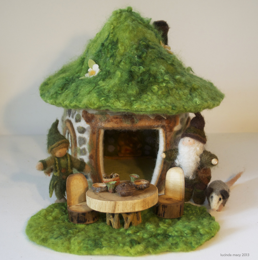 Willodel FELTED SOD ROOF GNOME HOME