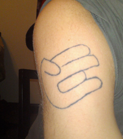 tatuaje de una mano haciendo una extraña seña