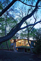 Nagano House Divided Design with 4 Areas and Rooflines Around as a Central Pillar Nagano House Divided Design with 4 Areas and Rooflines Around as a Central Pillar