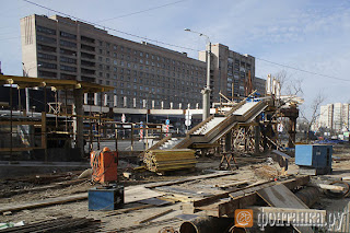 Как стало известно, футуристический и креативный проект строительство новых надземных переходов в Санкт-Петербурге в настоящий момент остановлен. Возведение новых конструкций для перехода пешеходов городских магистралей в ближайшее время осуществляться не будет, подтвердил губернатор города на Неве. 