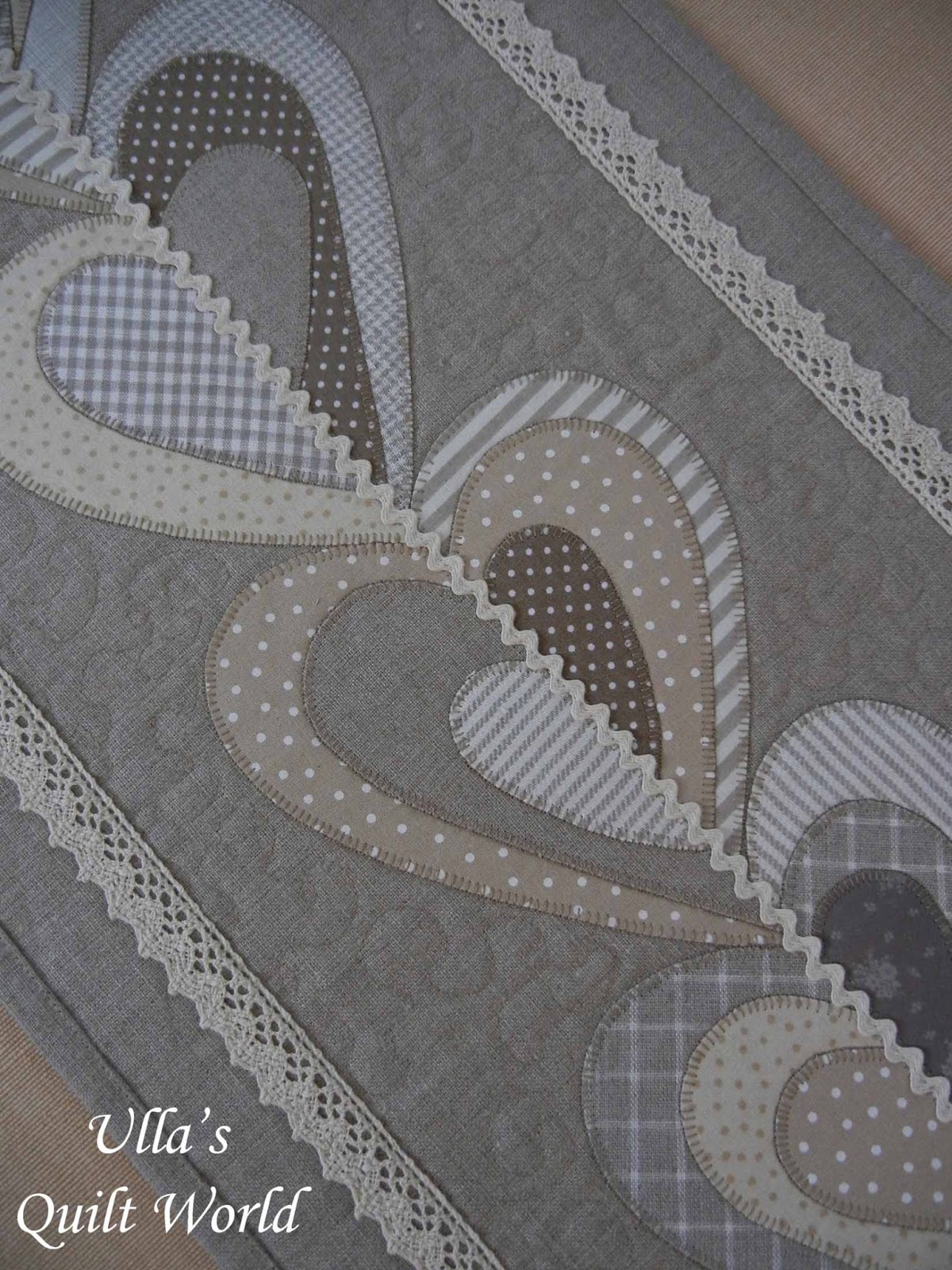 Ulla's Quilt World Table runner and carpet for the rocking chair, quilt