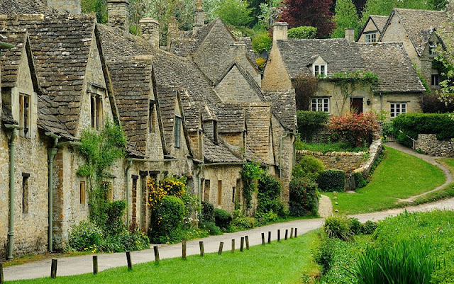 Perhaps one of the most picturesque of the Cotswold villages is Arlington Row in Bibury. Photo: WikiMedia.org.