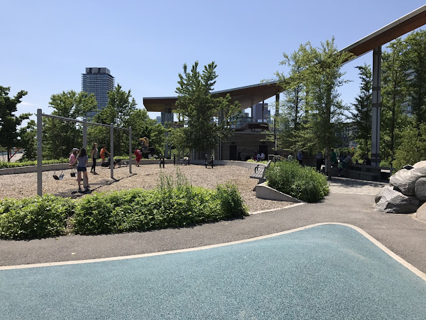 多倫多公園處官員Stuart Slessor(右1)向陳菊市長(右3)解說公園特色。 多倫多公園處官員Stuart Slessor(右1)向陳菊市長(右3)解說公園特色。