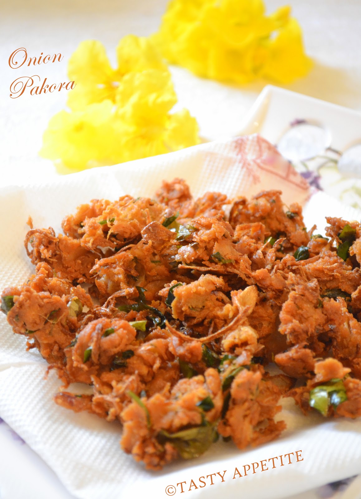 How to make Crispy Onion Pakora at home ? / Kanda Bhajia / Step-by-Step: