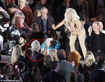Lady Gaga Merayu Bill Clinton