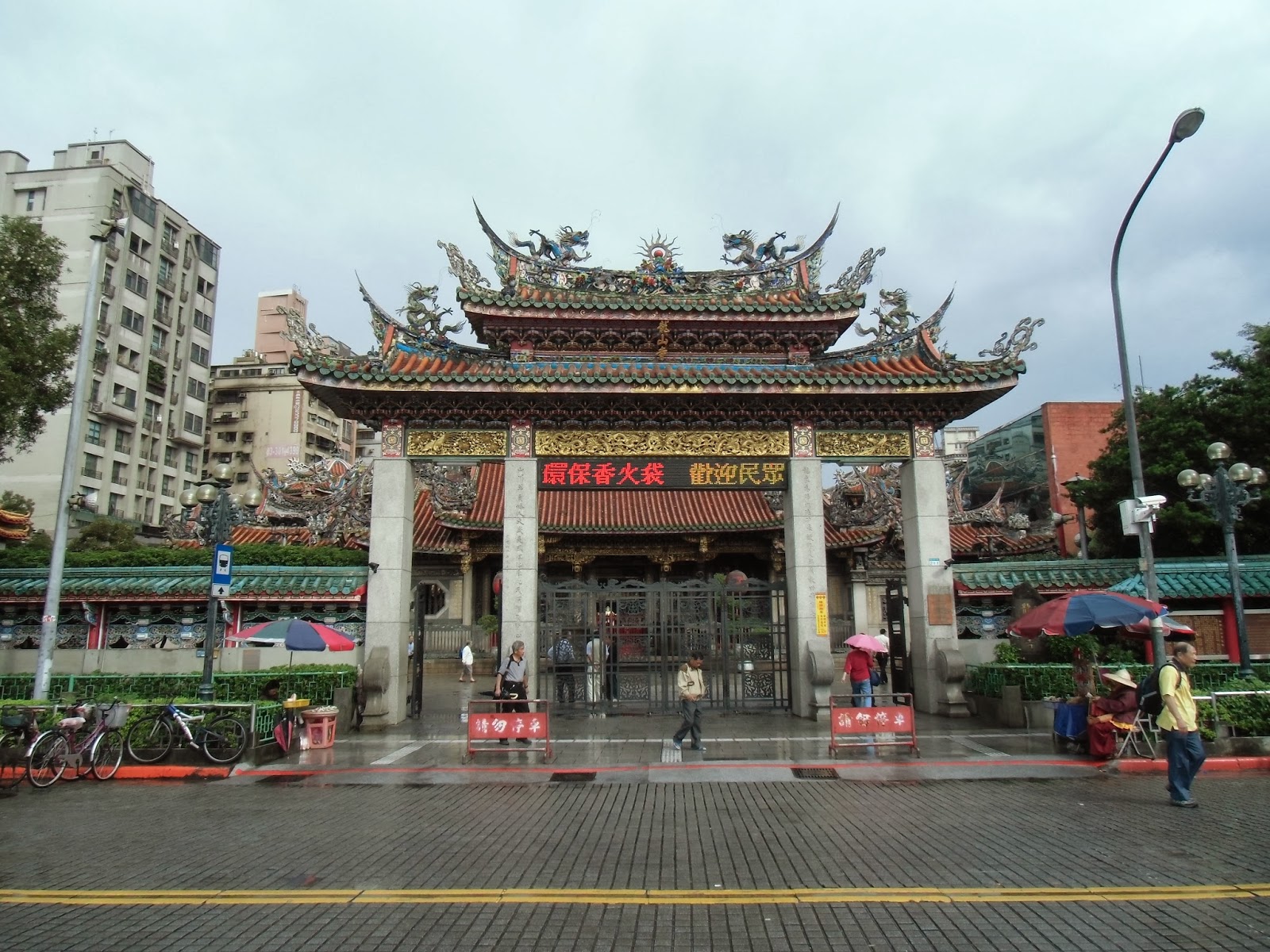 台北・九份紀行 Taipei/Juifen Travelogue 龍山寺で旅の安全を祈る