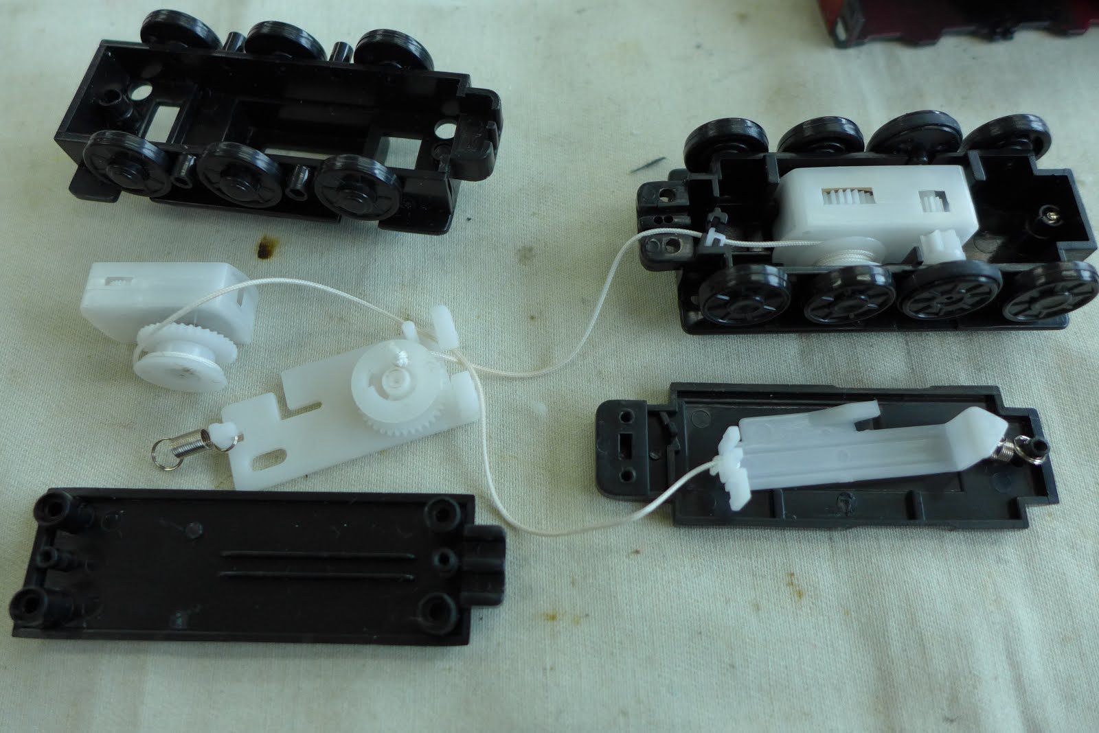 おもちゃ修理メモ帳 連結で走るゼンマイ機関車 仕組み