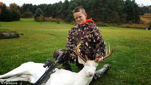 ΑΙΣΧΟΣ   Δείτε τι σπάνιο ζώο σκότωσε αυτός ο 11χρονος   Και τα τέρατα που έχει για γονείς ποζάρουν δίπλα του [pics]