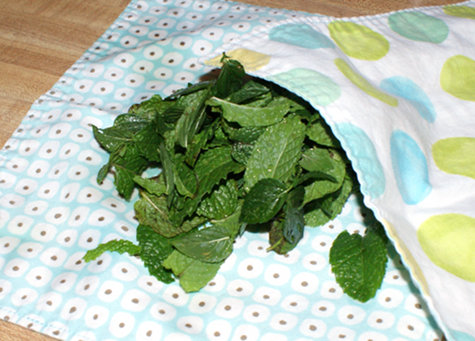 Drying mint leaves with eco-friendly handmade napkins